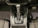 CVT車のセレクトレバーです。低速から高速まで、変速ショックのないスムーズな走りと、エンジン効率のよい領域を維持して燃費にも貢献します。