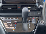 オートエアコンで温度調整も楽チン!四季を問わず快適に運転することが出来ます。