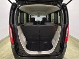 開口部も広く荷物の積み下ろしもしやすいお車となっております。シートの背もたれは5:5の割合で分割して可倒できるので、長いお荷物などを載せることもできます。