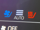 【シートヒーター&ベンチレーション】夏場は涼しい風でお尻や背中の熱やムレを防ぎ、冬はエアコンよりも早く温まってポカポカに!季節を問わず快適に過ごせます。