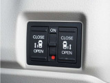 【両側電動スライドドア】ボタンを押すだけでスライドドアの開閉が可能。もちろんキーからの操作も可能。お子様を抱いている時・両手いっぱいの荷物を持ってる時など非常に役立ちます。