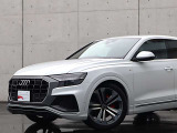 ●Audiが最初に採用したLEDポジショニングランプ。シャープなラインで昼間でも点けていたいと思うほど上品でオシャレです。夜間走行時はさらに目立ちます!