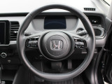 操作性に優れた運転席となります!小物入れや各ボタンの配置にこだわり、使いやすいです!座り心地もよく視認性も良好なのでロングドライブもお任せ下さい!