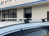 【ルーフラック】外観をより屈強な印象にし、SUVらしさが引き立つラック付き!もちろん積載も可能ですので、キャンプやアウトドア、各種スポーツなどアクティブな使用にもぴったりです。
