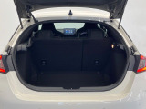 積み下ろしのしやすいデッキにはたっぷりと荷物を積み込んでいただけます。遊びから仕事まで、様々なシーンで頼れます♪