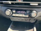 すっきりした運転席周りにはナビやエアコンの操作パネルを設置しておりますので、お一人での運転でもご安心できます。