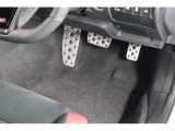 運転席足元にはアルミフットペダルをセット☆見た目も操作性も◎