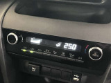 エアコンはオートエアコン付きになります。お好みの温度設定にすれば車内の温度を検知し自動で調整してくれます。暑い日は寒い日は特にオススメです♪