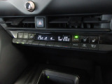 オートエアコンは左右席で独立温度コントロールが可能です。運転席はキンキンに冷やして助手席はマイルドにと言った設定が可能です。暑さ寒さでケンカすることもなくなりますね。