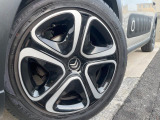 ●純正アルミホイール:輸入車ならではの卓越した走りを支えるホイールと足回りです!日本車の走りに慣れている方にもぜひ体感して頂きたいほど、高いレベルでまとまっています!