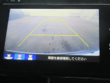 【リアカメラ】リバースに入れるだけで後方の映像が映ります。安全確認や、狭い駐車場での車庫入れ、雨の日や夜間など視界の悪い時に便利です。安全にバックする為には欠かせない装備です。