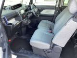 【ベンチシート】ラブラブ!(笑)で、運転席・助手席の行き来もしやすく、駐車時に便利☆また開放感もいいですね!一度体感されるとクセになりますよ(^^)