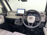 運転席まわりです。 各操作スイッチは使いやすい位置に配置されてます。