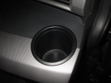 運転席と助手席にはドリンクホルダーがあります。取りやすい位置にありますからドライブも楽しくなりますね!