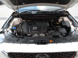 「SKYACTIV-G(ガソリン)」は、規格外の高圧縮を実現し、世界のエンジン技術者に驚きを与えました。さらに、それを維持したままノッキングの発生を抑え、熱効率を向上、走りにも寄与したエンジンです。