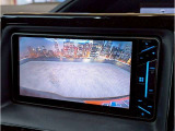 【バックカメラ】運転席から画面上で安全確認ができます。駐車が苦手な方にもオススメな便利機能です。