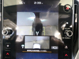左右のサイドカメラ映像を同時に表示し、車両周囲の死角をしっかりカバー。狭い道や駐車時の接触リスクを減らし、安心して操作できる視界を確保します。