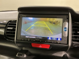 リバースギアに入れるだけで後方の表示へ切り替わります。夜間や雨の日の駐車も楽になりますよ。