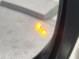 【後方車輛検知】走行中、ドアミラーの死角になりやすい箇所に後続車が接近するとサイドミラー付近に警告を表示、ドライバーに注意喚起をしてくれます。