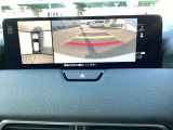 狭い場所での取り回しや駐車をサポートする「全周囲カメラ(360&deg;ビューモニター)」を完備。車体が大きく見えがちなCX-60でも、上空から見下ろす視点で驚くほど簡単に駐車できます。