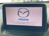 【8インチマツダコネクト】車内の雰囲気にマッチした大型のディスプレイ。スマホ接続でのナビ使用やBluetooth再生等、様々な機能が楽しめます。直感的なダイヤル操作が可能で、使い勝手も良好です。