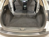 後席背もたれを倒せばちょっと大きめの荷物や長いものを積みたい時に便利です。