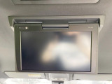 【フリップダウンモニター】大画面モニターで後席でもエンタメをお楽しみいただけます。小さなお子様にも大人気の装備です♪