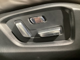 運転席にはパワーシートを装備!シート位置を記憶するメモリー機能付きなのでご夫婦で2名分セットすると便利です♪