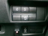 両側オートスライドドア付き車です。小さなお子様でもボタンひとつで楽々乗り降りができます。ハンズフリーオートスライドドア付きなので両手が塞がっていても片足でドアの開閉ができてとても便利です。