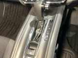 自然に手が届く距離に配置されたシフトレバー。