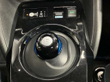 手のひらで包むように軽く動かすだけで操作できる、まったく新しいマウス感覚の電制シフト。バッテリーの健全性を示すセグメント。
