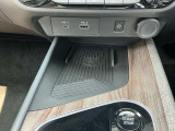 充電端子が装備されていますので車内でスマートフォンなどの充電が可能です。