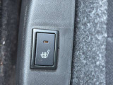 【シートヒーター】シートヒーターを装備し、寒い季節でも座席を温めて快適なドライブをサポートします。短時間で暖かさを感じられる便利な装備です。