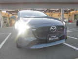【アダプティブ・LED・ヘッドライト(ALH)】装備です。夜間走行時に先行車や対向車の状況を自動で判断し、ヘッドランプの照射範囲や明るさを自動的に変化させ、安全運転に必要な視認性を確保します。