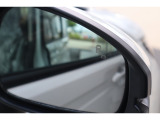 【ブラインドスポットモーション】後方の死角となるエリア内に車両やバイクの存在を検知すると、サイドミラー内のインジケーターが点灯し、知らせてくれるシステムです!