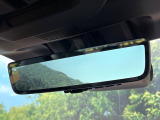 【スマートリヤビューミラー】後席の大きな荷物や同乗者で後方が確認しづらい時でも安心!カメラが撮影した車両後方の映像をルームミラー内に表示。クリアな視界で状況の確認が可能です!