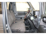 操作性に優れた運転席となります!小物入れや各ボタンの配置にこだわり、使いやすいです!座り心地もよく視認性も良好なのでロングドライブもお任せ下さい!