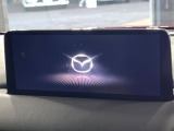 【12.3インチマツダコネクト】車内の雰囲気にマッチした大型ディスプレイ。スマホ接続でのナビ使用やBluetooth再生等、様々な機能が楽しめます。直感的なダイヤル操作が可能で、使い勝手も良好です。