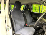 運転席まわりには十分なスペースがあり、大柄な方でもゆったり運転していただける環境です。