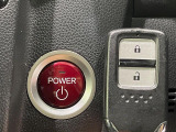 【Hondaスマートキー】カバンやポケットに入れたままでもドアの施錠・解錠が可能なスマートキーを装備。エンジンのオン・オフ時もカギを取り出す必要が無いからとっても便利です♪