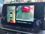 空から車を見たような「アラウンドビューモニター」!車の周りが一目で確認できるので、小さなお子様や障害物があっても安心して乗ることができます。