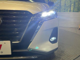【LEDヘッドライト】悪天候や夜間走行時も良好な視界を確保し安心して運転できる高輝度LEDヘッドライトを装備!点灯速度が早く、消費電力も抑えられています。