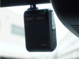 【ドライブレコーダー(フロント用)】スマートフォン連動タイプ。安心・安全なカーライフに必須のドライブレコーダーを装備。あおり運転や事故に遭遇した際の状況も映像で記録し、万一のリスクに備えます。