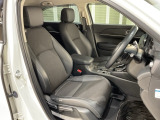 乗降がしやすい運転席。高さが調節できて小柄な方でも運転しやすいポジションをとることができます。