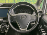 【純正革巻きステアリング】上質な革を使用することで、手にしっかり馴染みとても運転しやすいハンドルです♪