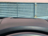 運転視界の遠方上方に虚像を投影することで前を見ながら情報の視認ができます。本当にドライバーが必要な情報を適切に伝え、楽しんで頂くことを考えた新世代装備です。※虚像は2.6m前方に浮かぶイメージです。