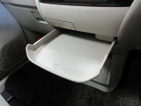 室内に小物を入れる収納スペースがあれば車内が片付きますね☆