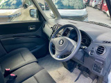 運転席も広々とゆったりしております。アームレストも装備しており快適にドライブしていただけます。