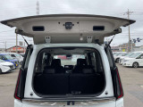 セレナ自慢の、ガラスハッチ。奥行きの狭い駐車場でも、荷物の出し入れが可能です!