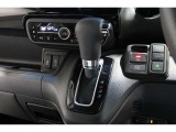 インパネシフトだから視線の移動も少なく足元もスッキリ♪運転席もゆったりしているのでゆとりを持ってドライブできますね!